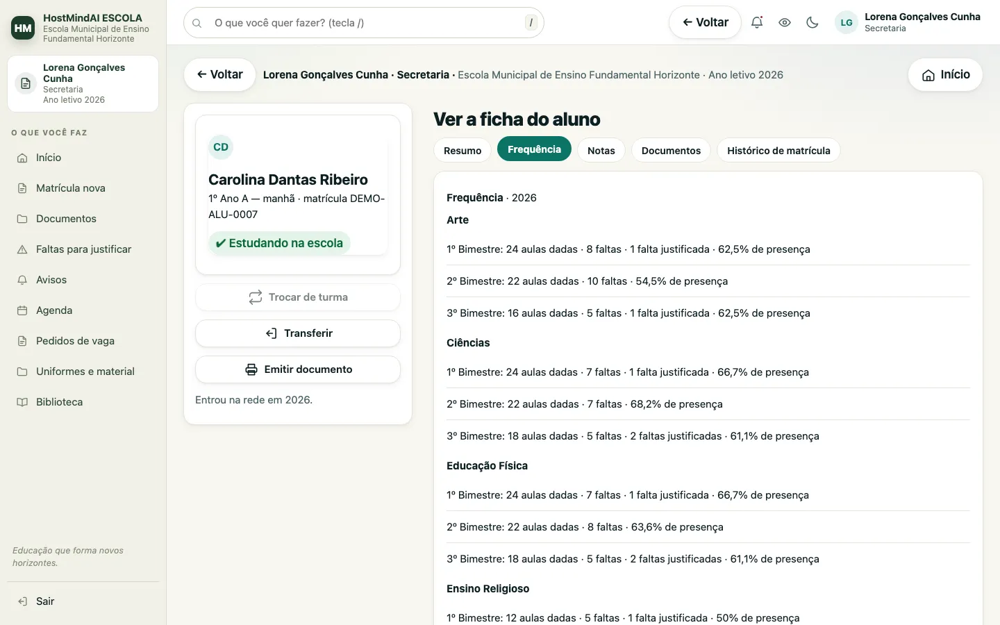 Aba de frequência na ficha do aluno com aulas dadas, faltas e percentual de presença por matéria em cada bimestre.