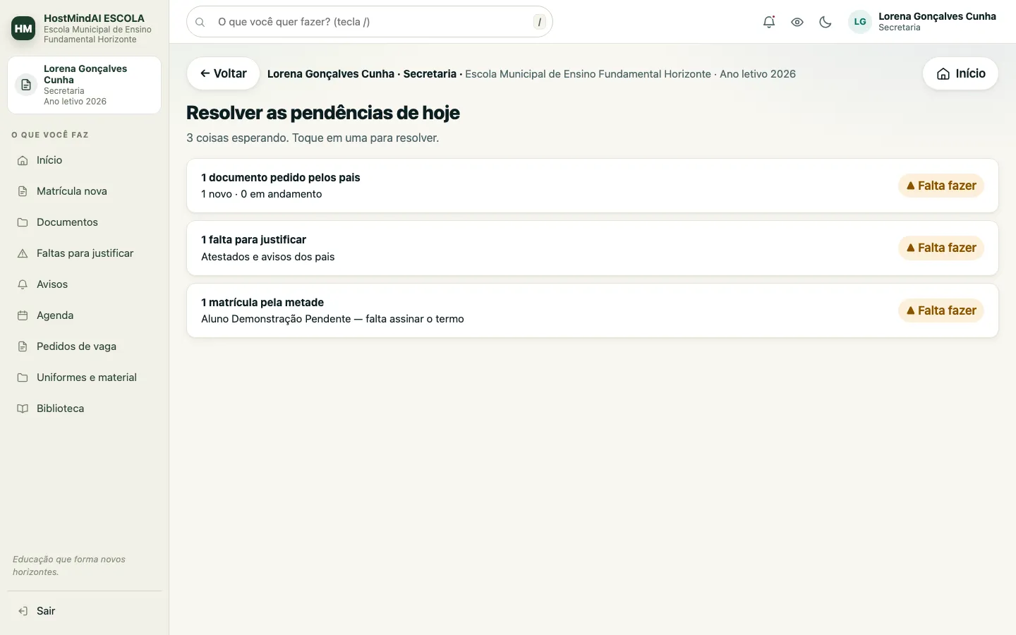 Pendências do dia na secretaria, incluindo falta para justificar, documento pedido e matrícula em andamento.