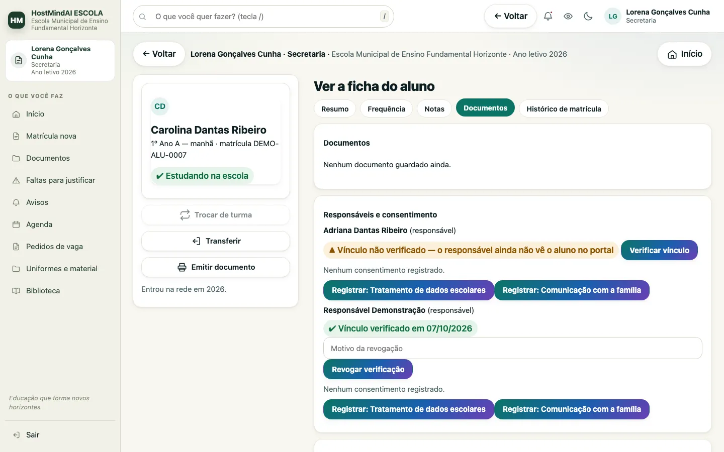 Aba de documentos na ficha do aluno, com a lista dos documentos guardados e o acesso à emissão.