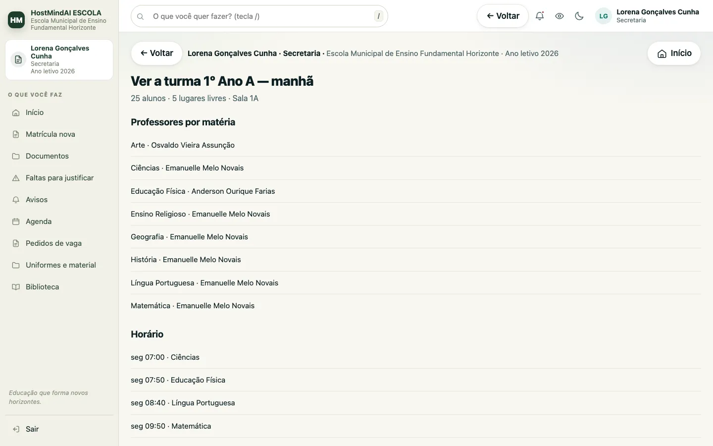 Ficha de uma turma com a sala, os professores por matéria e o horário semanal das aulas.