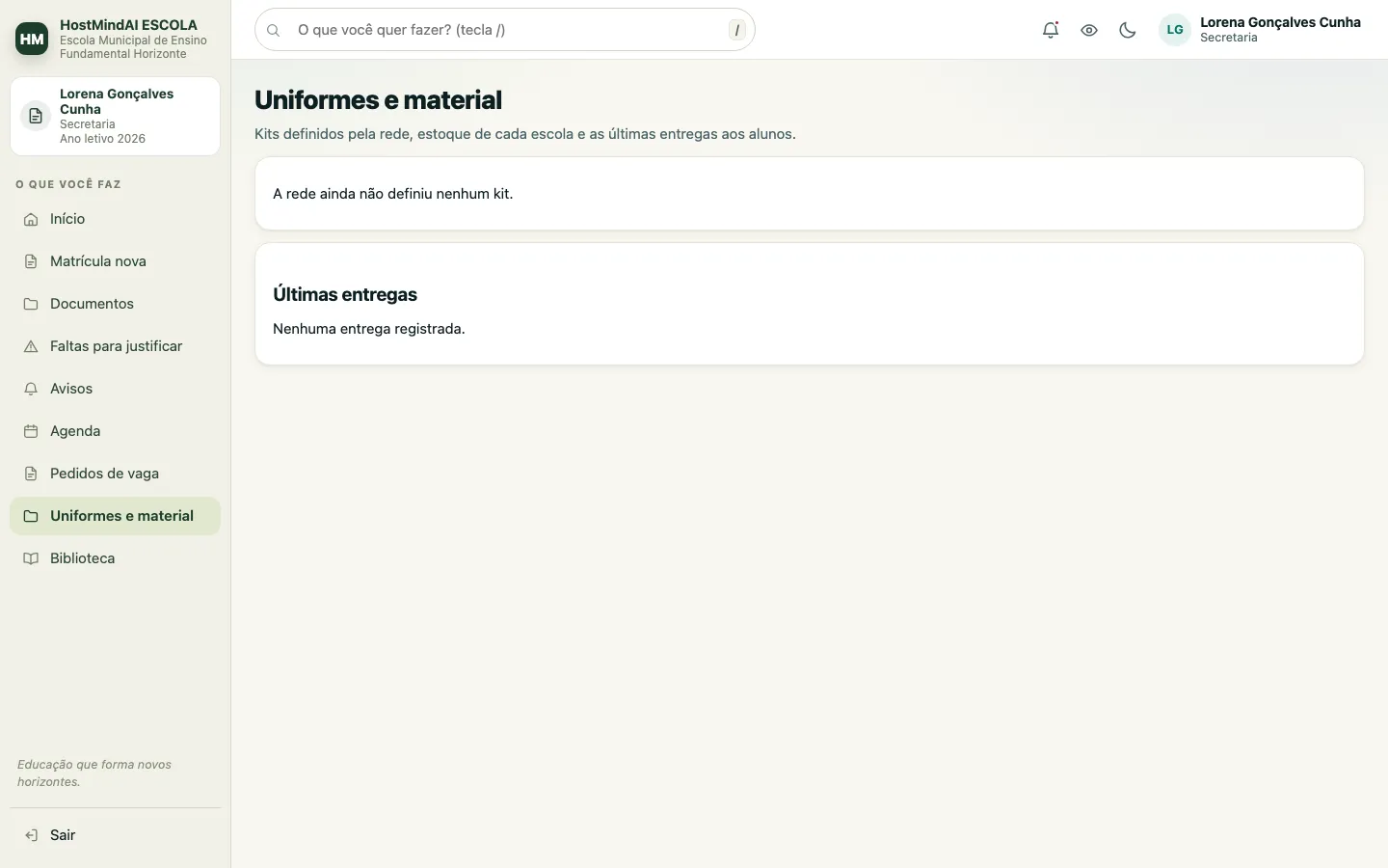 Tela de uniformes e material com os kits da rede, o estoque de cada escola e as últimas entregas.