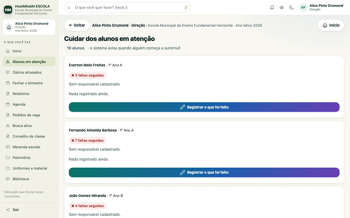 Lista de alunos em atenção na direção, com turma, quantidade de faltas seguidas e o botão para registrar o que foi feito.