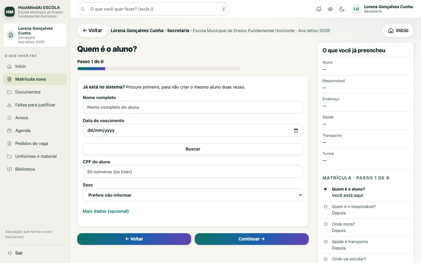 Primeiro passo da matrícula nova: busca para não duplicar o aluno, nome, data de nascimento e dados básicos, com resumo ao lado.