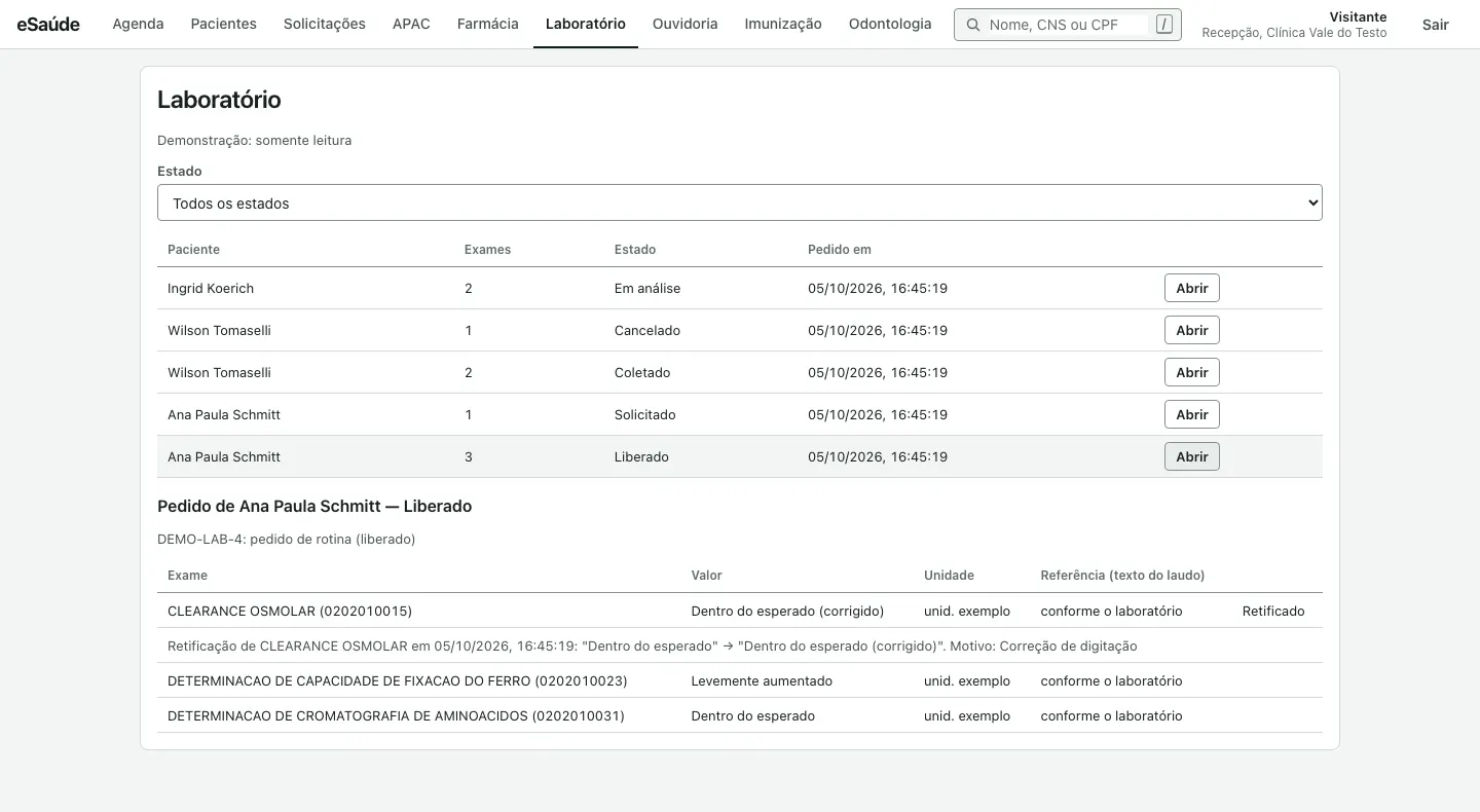 Tela de laboratório com um pedido liberado aberto, mostrando os resultados e uma retificação de resultado com o motivo informado.